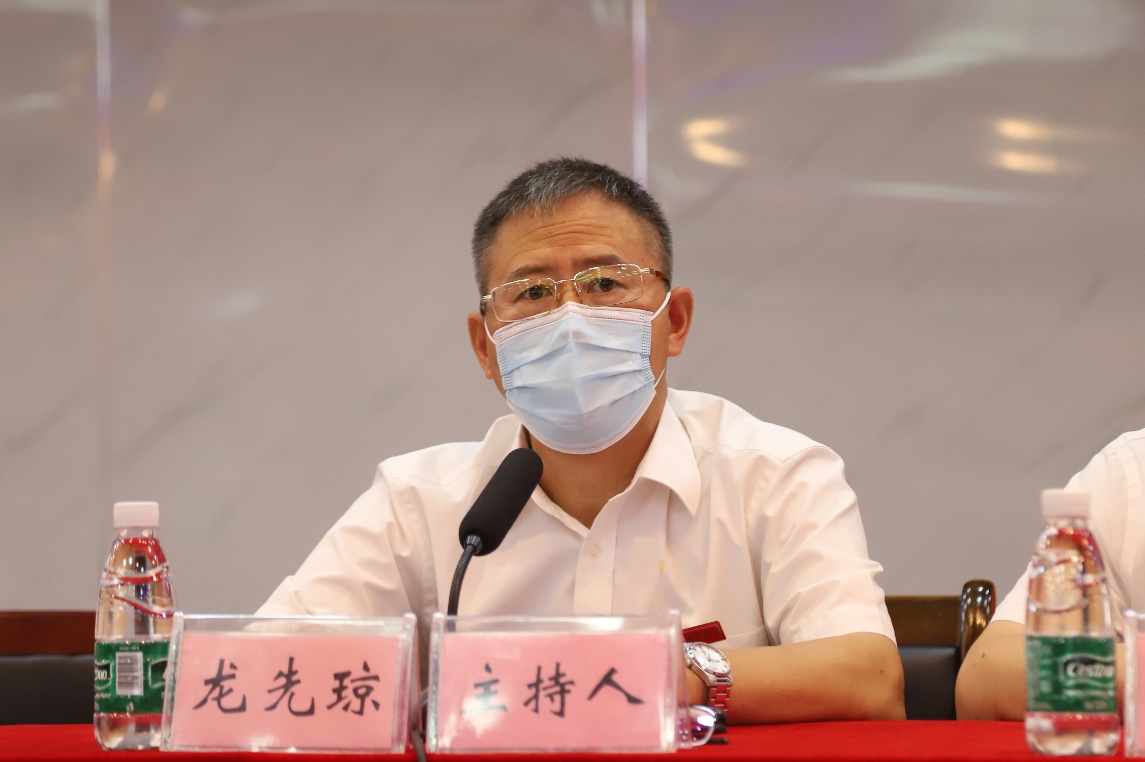 桌子前的男人中度可信度描述已自动生成